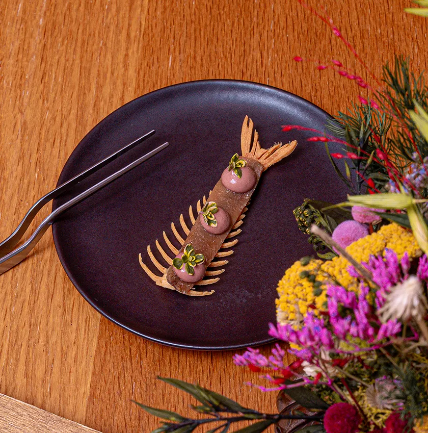 Snack inspirado en la Pissaladière en el menú degustación de Le bistroman L'Atelier